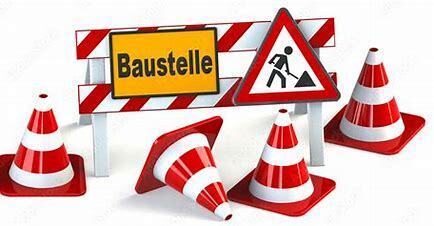 Baustellenschild mit Warnzeichen und roten, weißen Absperrungen sowie Verkehrshütchen auf einem weißen Hintergrund.