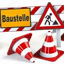 Baustellenschild mit Warnzeichen und roten, weißen Absperrungen sowie Verkehrshütchen auf einem weißen Hintergrund.