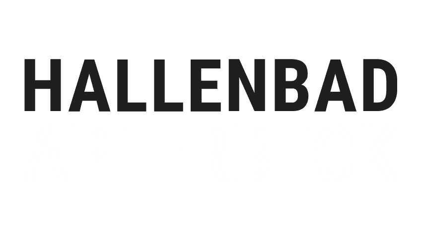 Text in Großbuchstaben mit der Aufschrift „HALLENBAD“ auf hellem Hintergrund.