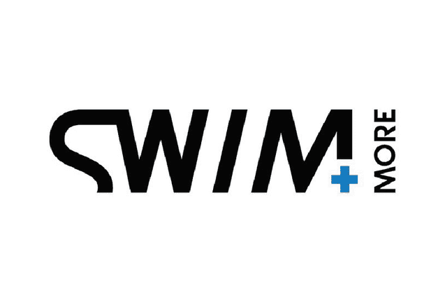 Logo mit dem Schriftzug „SWIM+MORE“ in schwarzer Schrift, das Pluszeichen in Blau hervorgehoben.
